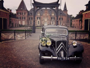 Trouwauto Enschede huren ? Wij stellen onze oldtimer ter beschikking met versiering, brandstof en eigen chauffeur, geheel compleet voor de meest bijzondere dag in uw leven
