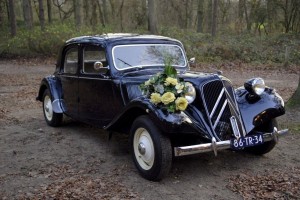 een bruidsauto huren met eigen chauffeur en versiering ? Bij drukkerij meinema bieden wij onze oldtimer te huur aan
