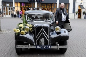 onze trouwauto kunt u waar u ook maar wilt inzetten voor de meest bijzondere dag in uw leven, wij voorzien onze bruidsauto met chauffeur en versiering tegen een scherpe prijs
